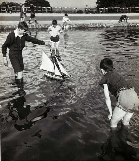 Hampstead Heath, White Stone Pond, 1930’s (Bill Brandt) Bill Brandt Photography, Sabine Weiss, Bill Brandt, Willy Ronis, Pond Yachts, Kentish Town, Camden London, Moving To England, English Summer