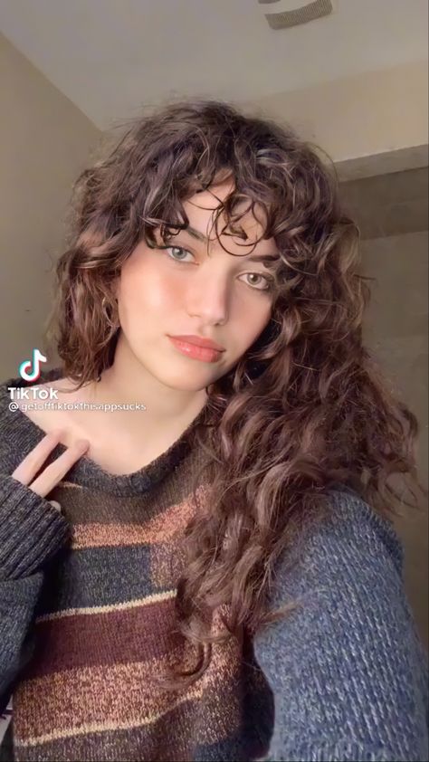 Natural Curly Hair Cuts, Curly Hair Photos, Haircuts For Wavy Hair, Haircuts For Curly Hair, Hairdos For Curly Hair, Curly Hair Inspiration, Curly Girl Hairstyles, Curly Hair With Bangs, Curly Hair Tips