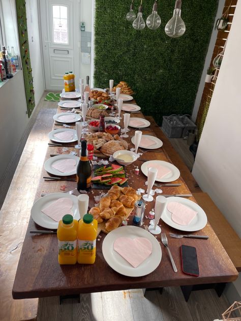 Saved some money on the hen party by doing a bottomless brunch, vegan and veggie! Went down a storm. This was in Brighton, stayed in an Airbnb. Glasses were also made 🤪 Brighton Hen Do, Party Airbnb, Brunch London, Brunch Vegan, Vegan Junk Food, Gin Tasting, Vegan Grilling, Boozy Brunch, Vegan Brunch