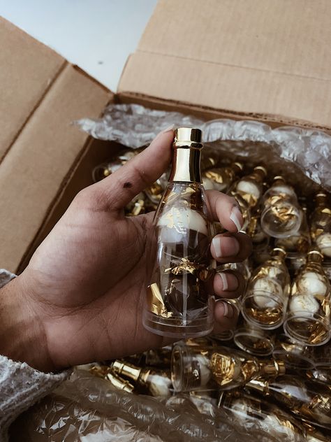 Gatsby Wedding Favors, Gold Party Favors, Gatsby Birthday Party, Mini Champagne Bottles, Christmas Food Gifts, Christmas Gift Basket Ideas, Gift For Mom Christmas, Diy Christmas Gifts Cheap, Mini Champagne