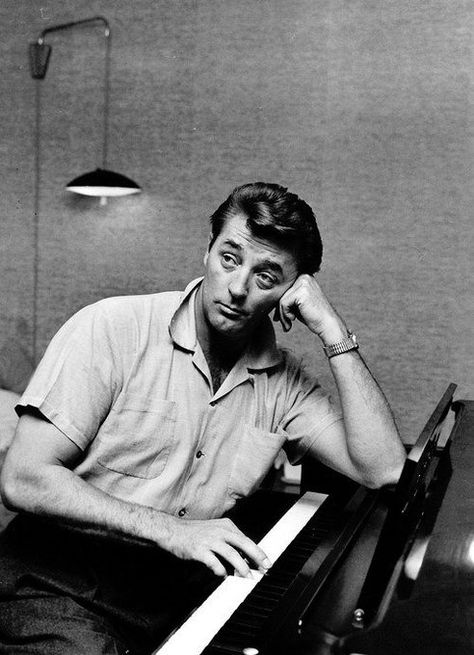 Twitter Robert Mitchum Movies, Robert Mitchum, Very Important Person, Golden Age Of Hollywood, Hollywood Actor, Classic Films, Classic Movies, Old Movies, Perfect Man