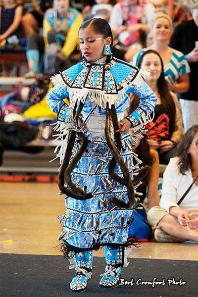 Jingle dress                                                       … Native American Jingle Dress, Jingle Dancer, Jingle Dress Dancer, Powwow Outfits, Native American Dance, Native American Dress, Powwow Regalia, Jingle Dress, Native American Children