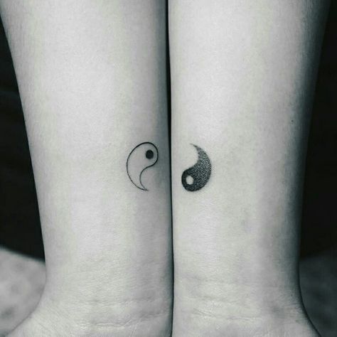 Ting Yang Matching Tattoo, Ying Yang Bestie Tattoo, Ying Yang Tattoo Sisters, Ying And Yang Matching Tattoos, Simple Ying Yang Tattoo, Black Matching Tattoos, Ying Yang Matching Tattoos, Ying Yang Couple Tattoo, Yin Yang Matching Tattoo