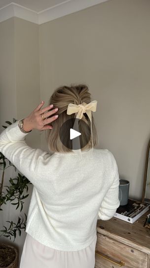 4.4M views · 166K reactions | Love this easy festive hairstyle of tying a ribbon in a bow on your hair clip! 🎀🫶✨ | LAURA BYRNES | Perry Como · Magic Moments Bow Ideas For Hair, How To Tie Short Hair, Bow Short Hair, Hairstyle With Bow Clip, Bow Clip Hairstyle, Teacher Hairstyles, Ribbon Hair Tie, Clip Ideas, Laura Byrnes