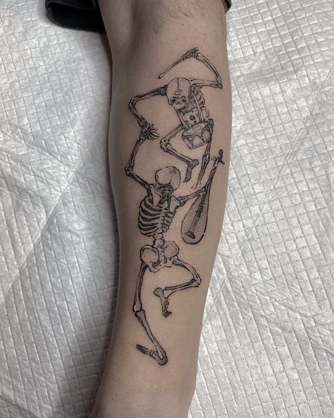 Danse macabre @dim_fom 💀 More available designs in highlight❕ Ink @vicecolors_official @vice_asia_headquarters #egorovtattoo #egorovttt #orientaltattoo #japanesetattoo #traditionaltattooo #vicecolors_official #skeletontattoo #skeleton #dance F Tattoo, Dallas Tattoo, Skeleton Body, Cowboy Tattoos, Skeleton Drawings, Skeleton Tattoos, Spooky Tattoos, Dot Work Tattoo, Halloween Tattoos