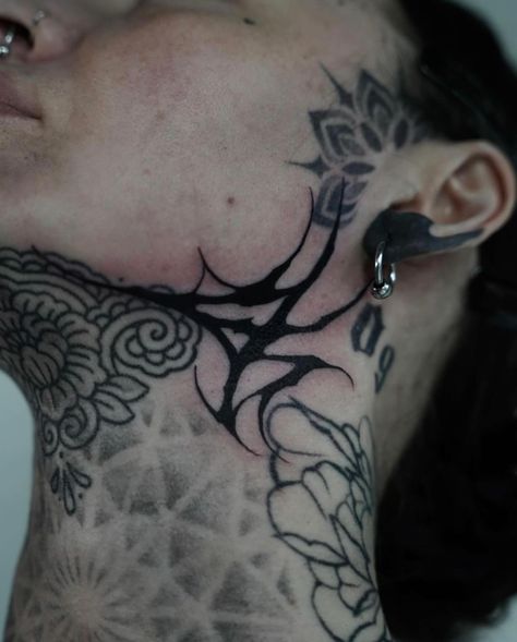 @nooirtattoo 🖤 Freehand neck and collarbone made recently by our resident artist Dominga 💥 She’s currently offering a discount on freehand pieces! Send her a DM directly or click the link in her bio to get in touch 🖊️ #tattoo #auraninetyfour #blackwork #blackworktattoo #blkttt #blackworkers #blackworkerssubmission #blacktattooart #necktattoo #collarbonetattoo #chesttattoo #tattooideas #blxckink #tattooinspiration #tttism #undergroundartist #darkart #darktattoo #gothtattoo #artesobscurae #d... Jaw Tattoo Face, Blackwork Neck Tattoo, Touch Tattoo, Jaw Tattoo, Side Neck Tattoo, Goth Tattoo, London Tattoo, Collar Bone Tattoo, Black Goth