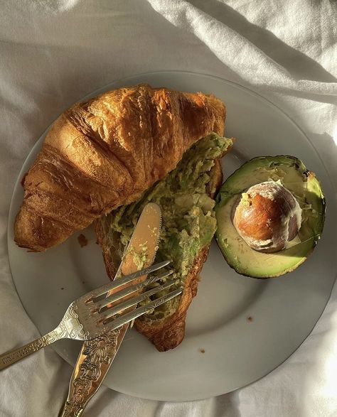 Avocado Croissant, Meals Aesthetic, Aesthetic Meals, Foodie Aesthetic, Avocado Recipe, Tumblr Food, Bakery Foods, Russian Culture, College Meals