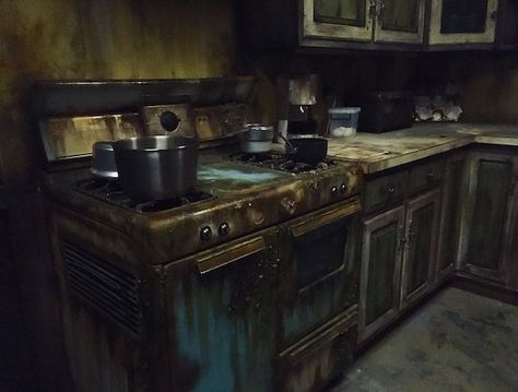 In-game: An old 1960s kitchen with a disgusting blue cooking range. Escape Room Aesthetic, Creepy Interior, Scary Kitchen, Abandoned Kitchen, Horror Kitchen, Haunted Kitchen, Creepy Kitchen, Hospital Kitchen, Blender Ideas