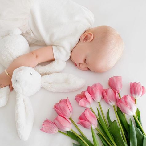 Spring Baby Pictures, Baby Easter Pictures, Baby Holiday Photos, Easter Baby Photos, Baby Sleep Training, Easter Photoshoot, Easter Photography, Baby Milestones Pictures, Foto Newborn