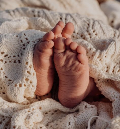 Newborn Photo Outdoor, Newborn Photos Basket, Newborn Photoshoot Girly, Outdoors Newborn Photography, Newborn Shoot Outdoor, Newborn Session Outside, Newborn Videography, Outdoor Newborn Pictures, Outdoor Lifestyle Newborn Photography