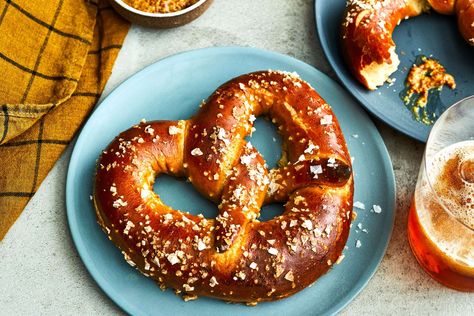 National Pretzel Day, Bavarian Pretzel, Pretzel Day, Baked Pretzels, Soft Pretzel Recipe, Pretzel Cheese, Homemade Soft Pretzels, Ceramic Baking Dish, Pretzels Recipe