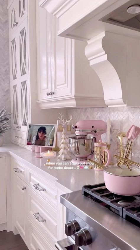 Classy Apartment Decor, Pink Kitchen Aesthetic, Girly Kitchen Decor, Rose Vibe, Vancouver Life, Girly House, Girly Kitchen, Princess Kitchen, Trendy Kitchen Design