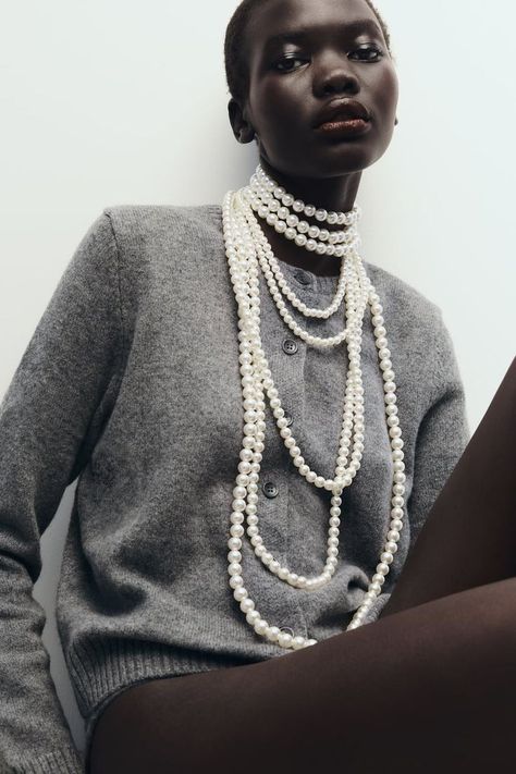 Long Pearl Necklace Outfit, Necklaces With Pearls, Statement Necklace Outfit, Outfit With Pearls, Pearl Necklace Outfit, Necklace Outfit, Long Pearl Necklaces, All Jeans, Estilo Preppy