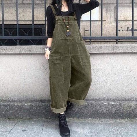 Mosscore Aesthetic ☘️🐸🌿🌱🍃 #mosscore #mosscoreaesthetic #aestheticoutfit #aestheticoutfits #aestheticoutfitideas #aestheticstyle #aestheticclothes #aestheticclothing Style Salopette, Overalls Fashion, Vintage Overalls, Vintage Jumpsuit, Jumpsuit Casual, Corduroy Overalls, Fall Pants, Loose Jumpsuit, Vintage Corduroy