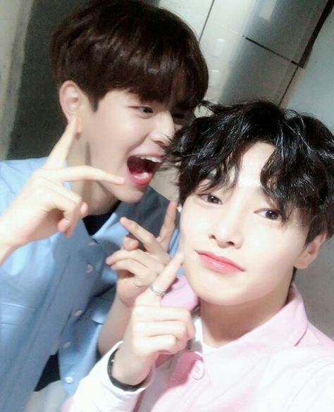 Stray Kids - SeungMin e JeongIn How To Stop Procrastinating, Best Duos, Stray Kids Seungmin, Youtube Kids, Homeless Children, Lee Min Ho, Little Sisters, Lee Know, Instagram Update