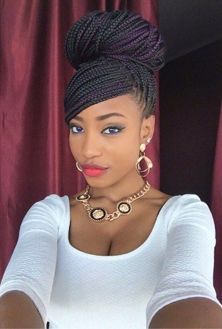 Un chignon avec mèche sur le côté sur des tresses box braids Cornrow Updo, Box Braids Updo, Triangle Box Braids, Alopecia Hairstyles, Style Braids, Medium Box Braids, Blonde Box Braids, Braided Hairdo, Short Box Braids