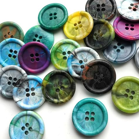 Recycled Plastic Art, Plastic Recycling Ideas, Recycled Plastic Products, Diy Recycle Plastic, Plastic Waste Recycling, Plastik Recycling, Pet Recycling, Upcycle Plastic, Recycled Buttons