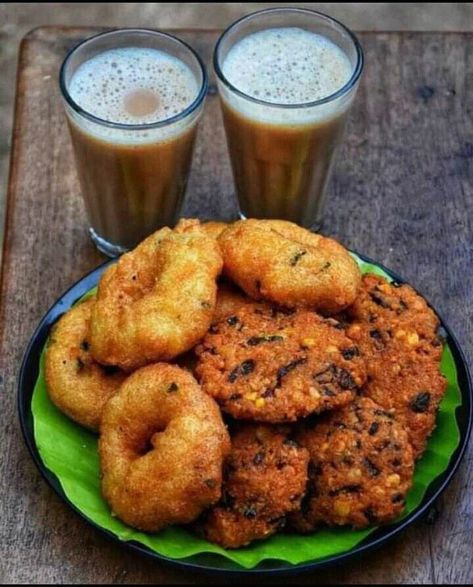 Chai Pakoda, Evening Snacks Indian, Kerala Snacks, Indian Fast Food, Delicious Food Image, Indian Food Photography, Variety Food, Kerala Food, Vegetarian Fast Food