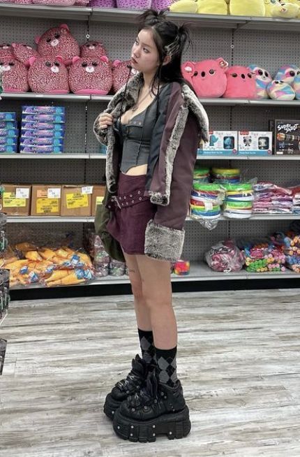 New Rock Shoes Aesthetic, New Rock Boots Outfit, Overdressed Outfits, Punk Style Women, New Rock Boots, Woman Sneakers, Rock Boots, Rock Outfits, Fashion Aesthetics