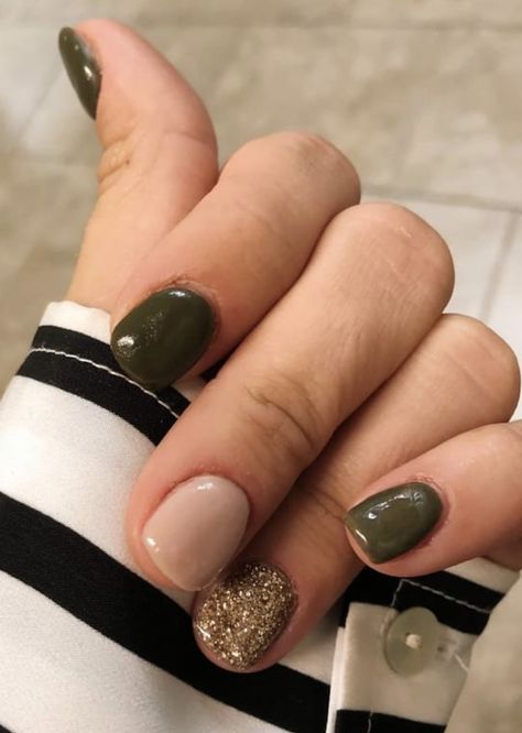 September And October Nails, Dip Nails Thanksgiving, Fall Nails 2022 Color Trends Short Round, Different Colour Nails On Each Finger, Short Square Dip Powder Nails Fall, Thanksgiving Shellac Nails, Fall Season Nails Green, Trendy Nails Short Square Fall, Fall Finger Nail Ideas