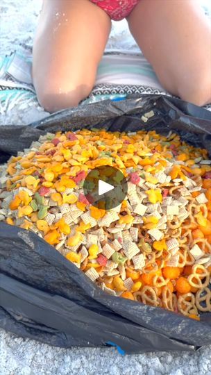 Clever snack hack for the beach! | Clever snack hack for the beach!

i show you how to make a snack on the beach for everyone in just a few minutes. 

Youll need: all the snacks you love... | By Rick's Friend ViaFacebook Snack Ideas For The Beach, Cheap Beach Snacks, Beach Trip Snack Ideas, Breaker Rock Beach Food Ideas, Breaker Rock Beach Snacks, Snack Hacks, For Everyone, Beach Day, Snacks