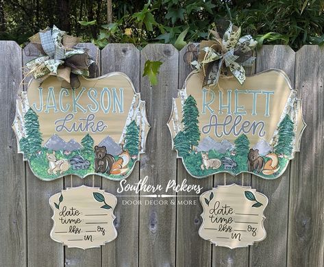 🌲🦌🦔🐻🦊Two more sweet woodland baby door hangers headed out to celebrate these new arrivals! Family Door Hanger, Hospital Door Signs, Nature Themed Nursery, Baby Door Hanger, Hospital Door Hangers, Baby Door Hangers, Baby Door, Hanger Decor, Deer Baby