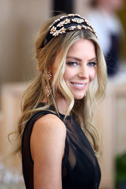 Jennifer Hawkins Pictures and Photos - Getty Images Melbourne Cup Dresses, Race Day Hair, Melbourne Cup Fashion, How To Wear Headbands, Jennifer Hawkins, Race Day Outfits, Derby Outfits, Pearl Bridal Headband, Race Wear