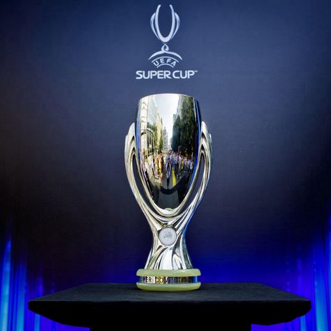 Supercoppa europea Tottenham Football, Soccer Cup, Soccer Trophy, Football Tattoo, Glass Trophies, Nike Football Boots, Sports Trophies, Champions League Football, Football Trophies