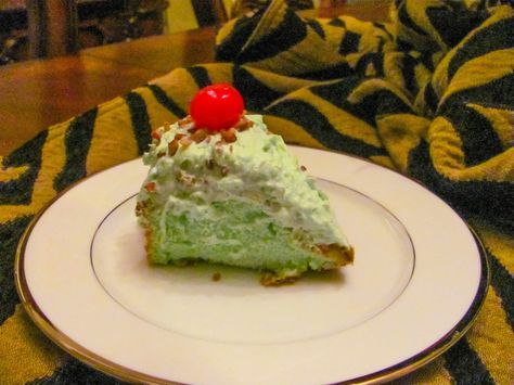 Pistachio Angel Food Cake St Patricks Desserts, Cake Pistachio, Pistachio Dessert Pudding, Angel Food Cake Mix, Pineapple Angel Food, Angel Food Cake Desserts, Angel Food Cakes, Delish Cakes, Pineapple Cake Recipe