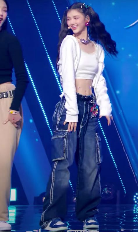 New Jean Aesthetic Kpop, New Jeans Kpop Omg Outfit, Y2k New Jeans Outfit, New Jean Outfits Kpop, New Jeans Kpop Stage Outfits, New Jeans K-pop Outfits, New Jeans Fashion Style Kpop, New Jeans Outfit Ideas Kpop, New Jeans Omg Outfits Stage