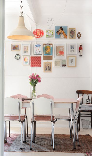 love the pink table and chairs----and the Dane in the painting on the wall--  :-) Vintage Dining Room, Casa Vintage, Vintage Inspired Decor, Melbourne House, Style Loft, Design Del Prodotto, Design Sponge, Room Table, Home Fashion