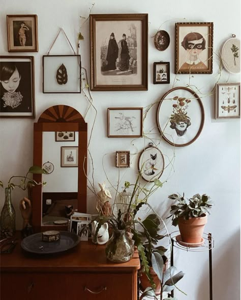 Maximalist Stairwell, Stairwell Decor, Gallery Wall Inspiration, Casa Vintage, House Things, Artist House, Nyc Apartment, Apartment Inspiration, Inspiration Wall