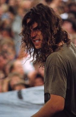 You would LOVE him when he's angry. 20 Beautiful Pictures Of Eddie Vedder - Just Cos. Pearl Jam Eddie Vedder, Cat Stevens, Eddie Vedder, Tom Petty, Alice In Chains, Chris Cornell, I'm With The Band, Mötley Crüe, Pearl Jam