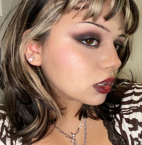 Winter Grunge Makeup, Rocker Gf Aesthetic Makeup, 90s Makeup Grunge Punk, Girly Grunge Makeup, Neutral Alt Makeup, Soft Goth Aesthetic Makeup, Grunge Makeup Looks 90s, 90s Vampire Makeup, Early 2000s Grunge Makeup