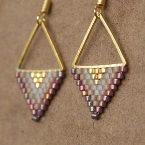 Delica Beads Patterns Free, Earrings Triangle, Brick Stitch Earrings, Beaded Earrings Patterns, Earrings Geometric, Earrings Bohemian, Beaded Jewelry Patterns, Triangle Earrings, Beaded Hoops