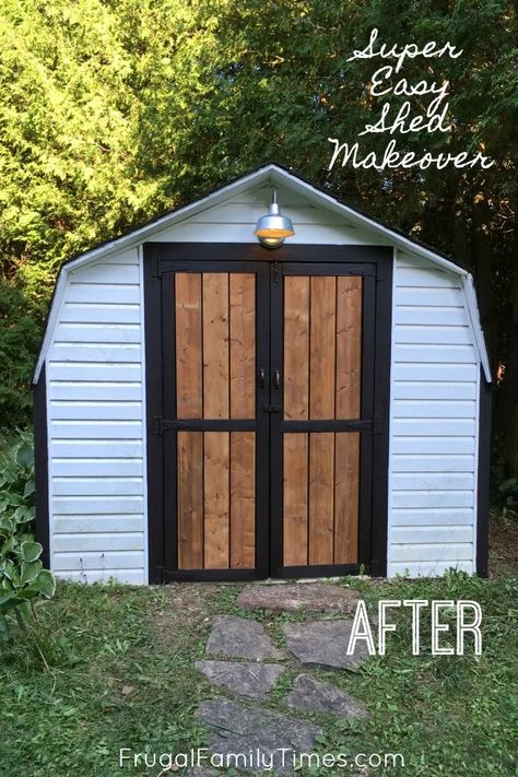 From ugly to farmhouse shed makeover on a budget! The projects at our mobile home makeover continue - this time we redo our ugly old shed by giving it new paint and a natural wood shed door idea. A pretty cheap DIY shed transformation! Old Shed Makeover, Farmhouse Shed, Farmhouse Sheds, Outdoor Shed, Shed Makeover, Mobile Home Makeover, Easy Home Improvement Projects, Studio House, Build Your Own Shed