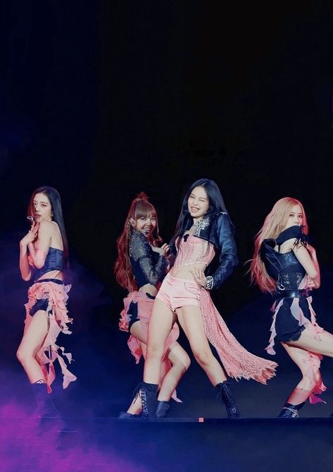 #blackpink #coachella Blackpink Coachella Outfits, Jennie Coachella, Coachella 2023, Blackpink Coachella, K Pop Idol, Estilo Real, Blackpink Poster, Pink Tour, Dara Kpop