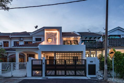 Minimalistic Exterior terrace design ideas & photos Malaysia | Atap.co Malaysia House, Malaysian Terrace House Design, Terrace House Facade Design Malaysia, Malaysian Terrace House, Malaysian Traditional House, Terrace House Interior Design, Modern Terrace House, Modern Malay House, Malaysia Village House