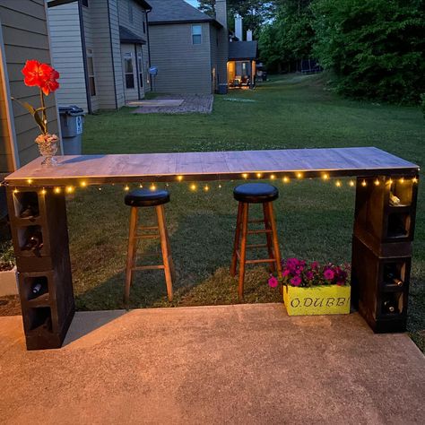 Cinder Blocks Furniture, Diy Cinder Block Outdoor Bar, Cinder Block Counter Outdoor, Diy Backyard Seating On A Budget, Pallet And Cinder Block Projects, Campsite Bar Ideas, Outdoor Bar Cinder Block, Diy Outside Table Patio, Diy Cinder Block Table