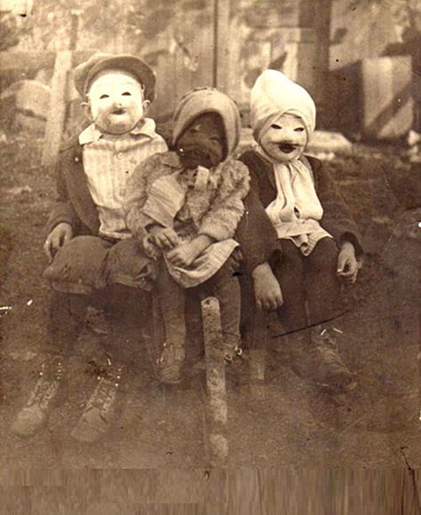 Disfraces Antiguos 22 Terrifying Halloween Costumes, Vintage Bizarre, School Halloween Costumes, 1920s Halloween, Creepy History, Terrifying Halloween, Creepy Halloween Costumes, Vintage Halloween Photos, Mascaras Halloween