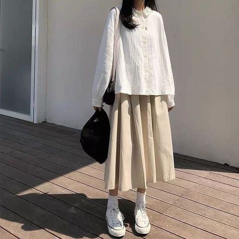 Cream Skirt Outfit, Long Skirt Fashion, Hijab Fashion Inspiration, Korean Girl Fashion, Ulzzang Fashion, Hijabi Fashion, 가을 패션, Korean Street Fashion, Korean Outfits