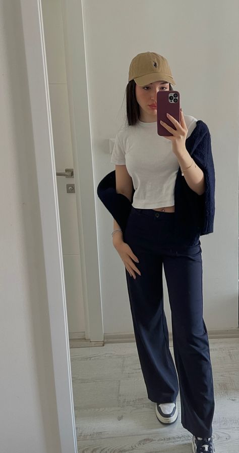 Old Money Chill Outfits, Old Money Pants Woman, Marine Pants Outfit, Old Money Daily Outfits, Old Money Outfits Pants, Ralph Lauren Cap Outfit, College Outfits Lazy, Blue Pants Outfit, Linen Outfits