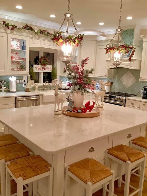 Red And White Christmas Kitchen Decor Ideas, Red And White Christmas Kitchen, Christmas Kitchen Island, Candy Cane Christmas Kitchen, Christmas Cookie Kitchen Decor, Warm Christmas Decor, Xmas Kitchen, Christmas Kitchens, Farmhouse Chiratmas Family Room