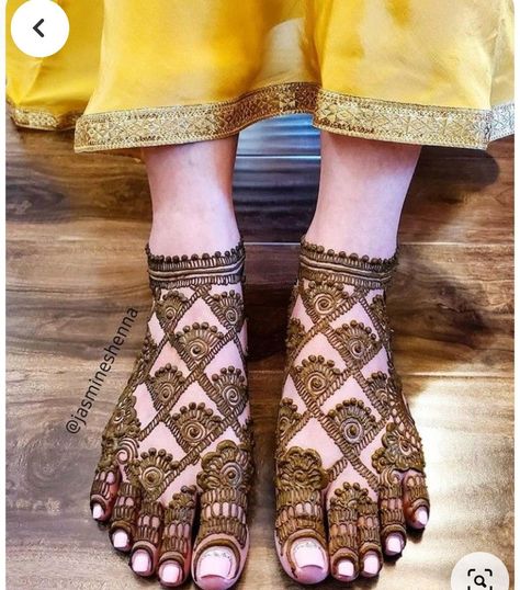 Palm Henna Designs Arabic, Mehendi Brides, Simple And Beautiful Mehndi Designs, Henna Designs Arabic, Mehndi Designs For Back Hand, Mehndi Designs For Back, Leg Mehendi Design, Leg Mehendi, Leg Mehndi Designs