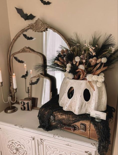 Halloween Entryway, Halloween Decor Diy, Classy Halloween, Casa Halloween, Boho Halloween, Diy Halloween Decor, Elegant Halloween, Halloween Tattoo, Spring Summer Decor