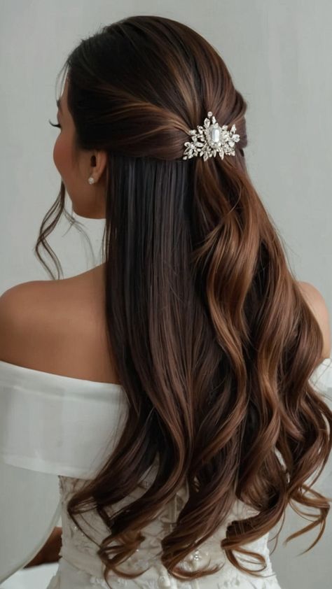 Discover stunning bridal hairstyles for long hair that will make you look elegant on your big day From easy and elegant Indian updos to elegant downdos Pakistani crown braids and boho black braid style ideas find the perfect hairstyle whether you want to wear a veil or go for a half-up hairdo Delve into these Indian and Pakistani wedding hairstyles for long hair now Wedding Hairstyle Down, Shaadi Hairstyles, Fancy Hairstyles For Medium Hair, Fancy Hairstyles For Long Hair, Party Hairstyles For Medium Hair, Bridal Hmu, Black Braid Styles, Pakistani Hair, Bridal Hairstyles For Long Hair