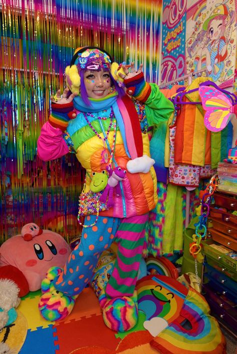 Rainbow Winter Outfit, Kidcore Outfit Ideas, Decora Kei Aesthetic, Decora Fashion Outfits, Cybr Grl, Harajuku Decora Kei, Kidcore Accessories, Decora Kei Fashion, Goth Kidcore