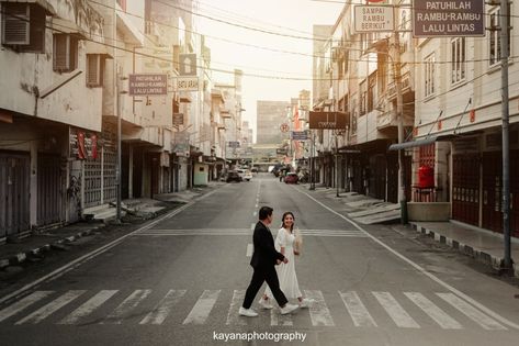 Street Pre Wedding, Prewedding Jakarta, Street Prewedding, Prenup Theme, Couples Candid Photography, Prenup Ideas, Prewedding Outdoor, Pre Wedding Shoot Ideas, Pre Wedding Photoshoot Outdoor