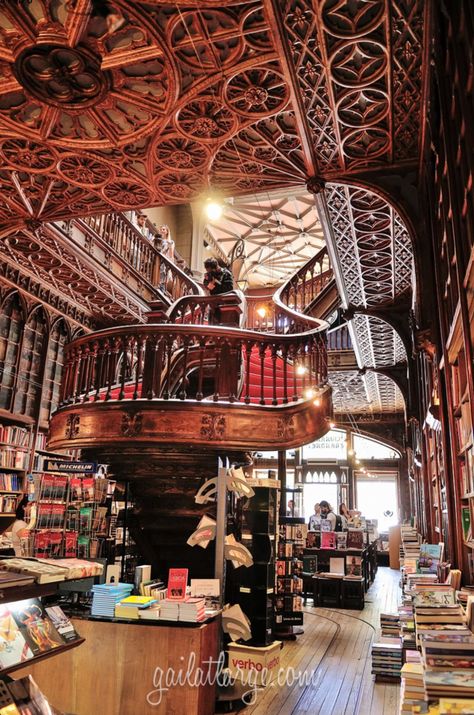 Books On Shelves, Livraria Lello, Beautiful Libraries, Old Libraries, Beautiful Library, Dream Library, Book Stores, Spiral Staircase, Portugal Travel