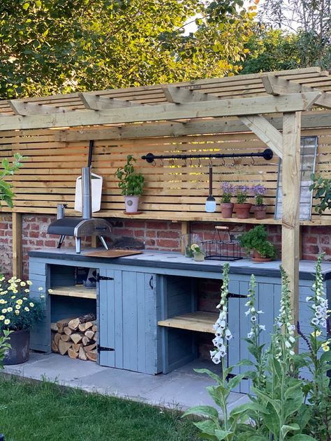 Dream Outdoor Kitchen, Simple Outdoor Kitchen, Small Outdoor Kitchens, Outdoor Kitchen Design Modern, Kitchen Design Layout, Outdoor Kitchen Plans, Build Outdoor Kitchen, Outdoor Bbq Kitchen, Cottage Shabby Chic